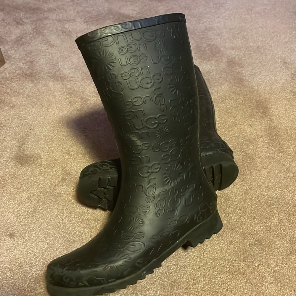 UGG rain boots ☔️